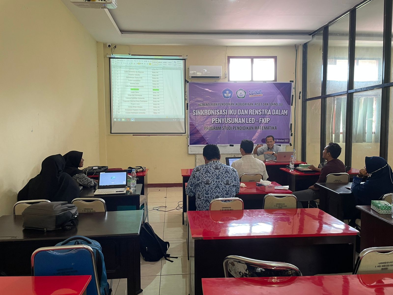 PERSIAPAN AKREDITASI, PRODI PENDIDIKAN MATEMATIKA GELAR SINKRONISASI IKU DAN RENSTRA DALAM PENYUSUNAN LED